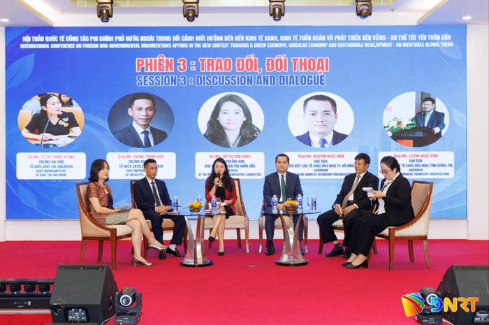 Các đại biểu trao đổi, thảo luận những định hướng hợp tác ở các lĩnh vực kinh tế xanh, kinh tế tuần hoàn tại hội thảo quốc tế về công tác phi chính phủ nước ngoài trong bối cảnh mới. Ảnh: Liên hiệp