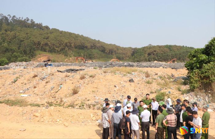 Việc kiểm tra, giám sát vấn đề môi trường tại Khu xử lý rác thải Tam Xuân 2 được các ngành chức năng duy trì, thực hiện thường xuyên. Ảnh: HỒ QUÂN