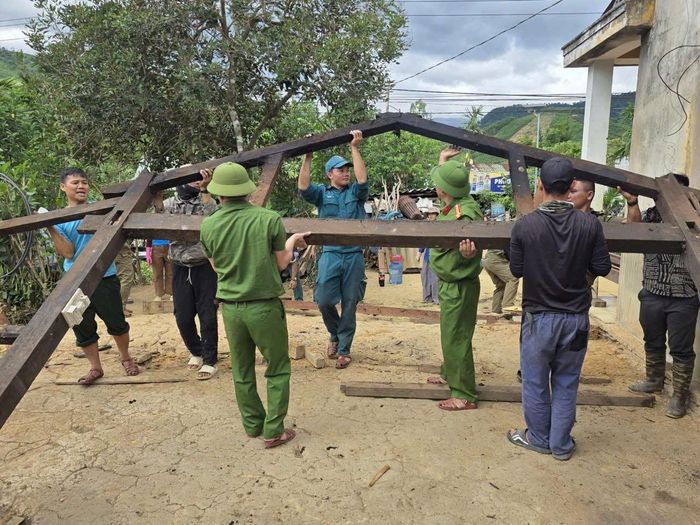 Các địa phương tăng cường huy động lực lượng tại chỗ hỗ trợ ngày công giúp xây dựng, sửa chữa nhà cho các hộ khó khăn, không có khả năng tự xây dựng. TRONG ẢNH: Các lực lượng của xã Phước Năng hỗ trợ tháo dỡ, xây dựng nhà mới cho hộ dân. Ảnh: ĐVCC