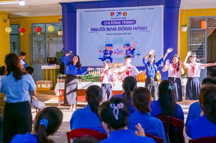 Chương trình “Người bạn đồng hành” tại phường Hòa Cường kết nối, sẻ chia và trao tặng quà cho thanh niên khuyết tật. Ảnh: Đoàn phường Hòa Cườngc