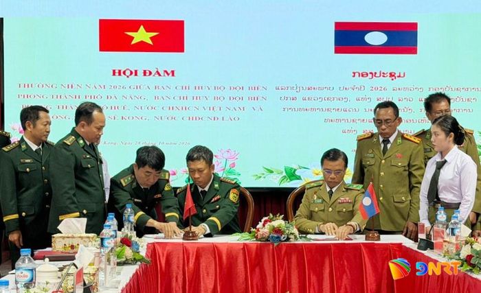 Đại tá Trần Tiến Hiền, Chỉ huy trưởng Ban Chỉ huy Bộ đội Biên phòng thành phố Đà Nẵng và Thiếu tướng Kham Ban Phommanivong, Giám đốc Công an tỉnh Sê Kông ký kết biên bản tại hội đàm. Ảnh: HỒNG ANH