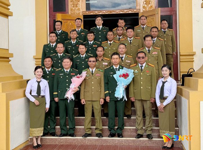 Đoàn đại biểu Bộ đội Biên phòng thành phố Đà Nẵng, Bộ đội Biên phòng thành phố Huế và Công an tỉnh Sê Kông chụp ảnh lưu niệm. Ảnh: HỒNG ANH