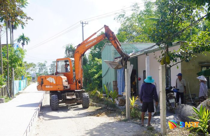 Người dân xã Chiên Đàn đồng thuận hiến đất mở rộng các tuyến giao thông kết nối liên thôn, từng bước hình thành diện mạo đô thị mới. Ảnh: NGUYÊN ĐOAN