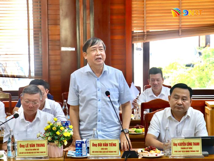 Chủ tịch Hội Khoa học Lịch sử thành phố Đà Nẵng Bùi Văn Tiếng phát biểu ý kiến tại tọa đàm. Ảnh: QUỐC TUẤN