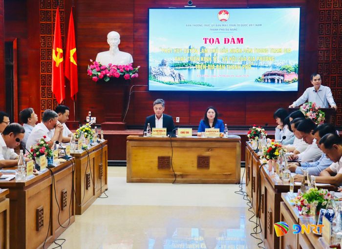 Quang cảnh tọa đàm "Phát huy quyền làm chủ của nhân dân trong tham gia phát triển kinh tế - xã hội của địa phương trên địa bàn thành phố". Ảnh: QUỐC TUẤN