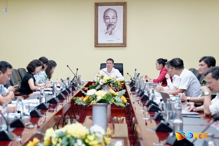 Chủ tịch UBND thành phố Nguyễn Mạnh Hùng làm việc với các sở, ngành liên quan. Ảnh: T.CÔNG