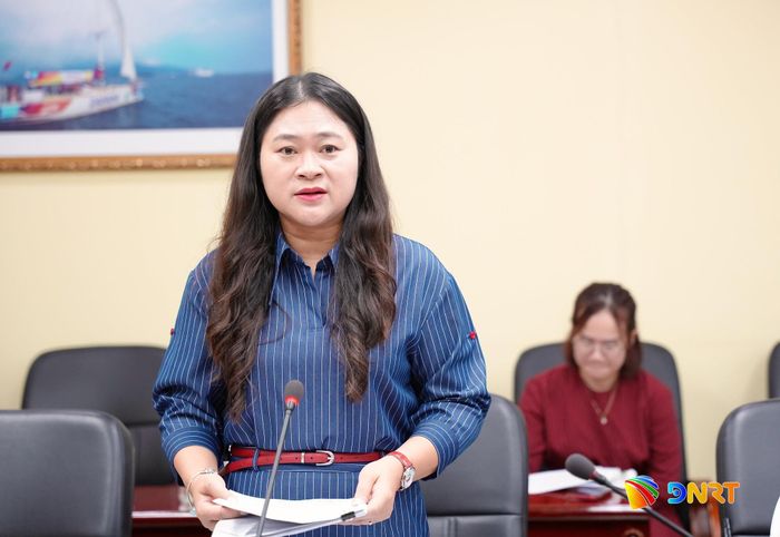 Giám đốc Sở Nội vụ Cao Thị Huyền Trân báo cáo tại buổi làm việc. Ảnh: T.CÔNG