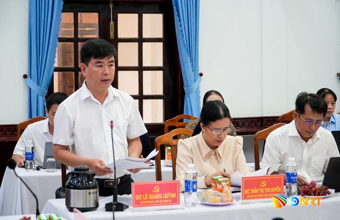 Bí thư Đảng ủy xã Hiệp Đức Lê Quang Quỳnh báo cáo tại buổi làm việc. Ảnh: HỒ QUÂN