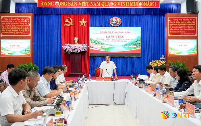 Phó Chủ tịch UBND thành phố Phan Thái Bình chủ trì buổi làm việc với Ban Thường vụ Đảng ủy xã Hiệp Đức. Ảnh: HỒ QUÂN
