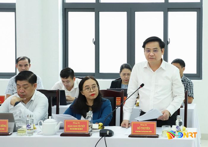 Lãnh đạo phường Hòa Cường báo cáo tại buổi làm việc. Ảnh: NGỌC PHÚ