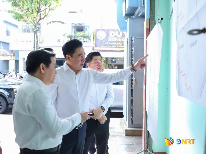Phó Bí thư Thường trực Thành ủy Nguyễn Khắc Toàn kiểm tra một số trụ sở dôi dư tại phường Hòa Cường. Ảnh: NGỌC PHÚ