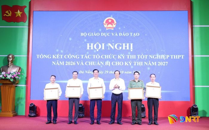 Thứ trưởng Thường trực Bộ Giáo dục và Đào tạo Phạm Ngọc Thưởng (thứ 3 từ phải sang) khen thưởng các tập thể đạt thành tích xuất sắc trong tổ chức kỳ thi tốt nghiệp THPT 2026. Ảnh: NGỌC HÀ