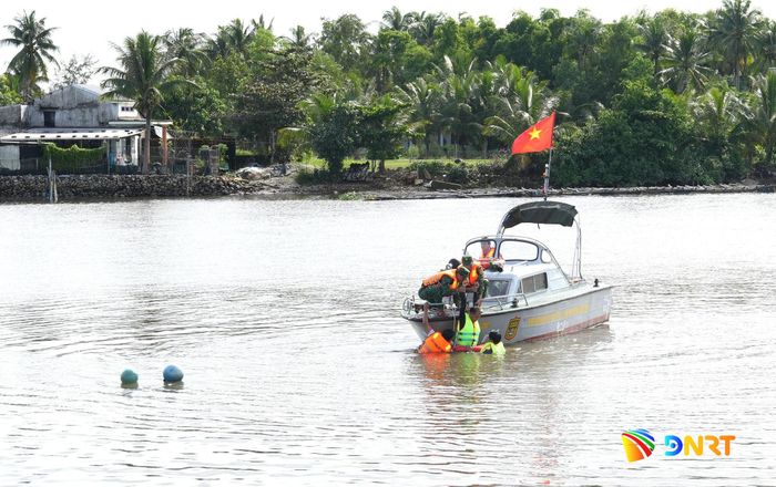 Cán bộ, chiến sĩ Đồn Biên phòng Tam Thanh thực hành tình huống cứu người gặp nạn trên sông. Ảnh: HUỲNH CHÍN