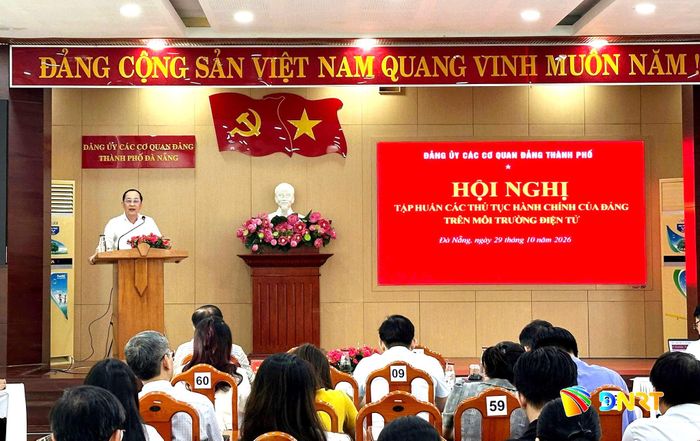 Phó Bí thư chuyên trách Đảng ủy Các cơ quan Đảng thành phố Nguyễn Văn Lượm phát biểu khai mạc hội nghị. Ảnh: TRỌNG HUY