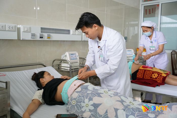 Bác sĩ Trung tâm Y tế khu vực Sơn Trà thăm khám, theo dõi sức khỏe phụ nữ mang thai. Ảnh: TRÂM ANH