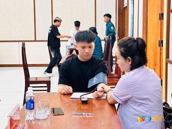 Thanh niên tham gia sơ tuyển sức khỏe nghĩa vụ quân sự năm 2027. Ảnh: ĐVCC