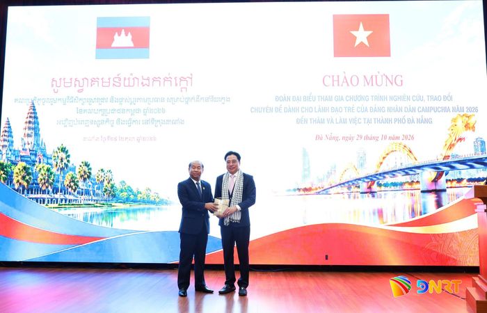 Phó Trưởng ban Đối ngoại Trung ương Đảng, Cố vấn Chủ tịch Thượng viện Hun Sen Kem Sambath (trái) tặng quà lưu niệm đến lãnh đạo thành phố. Ảnh: NGỌC HÀ
