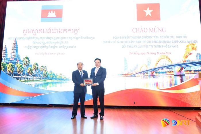 Phó Bí thư Thường trực Thành ủy Nguyễn Khắc Toàn (phải) tặng quà lưu niệm đến đoàn công tác. Ảnh: NGỌC HÀ