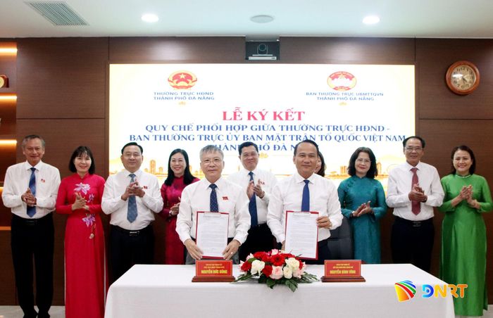Phó Bí thư Thành ủy, Chủ tịch HĐND thành phố Nguyễn Đức Dũng và Phó Bí thư Thành ủy, Chủ tịch Ủy ban MTTQ Việt Nam thành phố Nguyễn Đình Vĩnh ký kết quy chế phối hợp. Ảnh: TRỌNG HUY