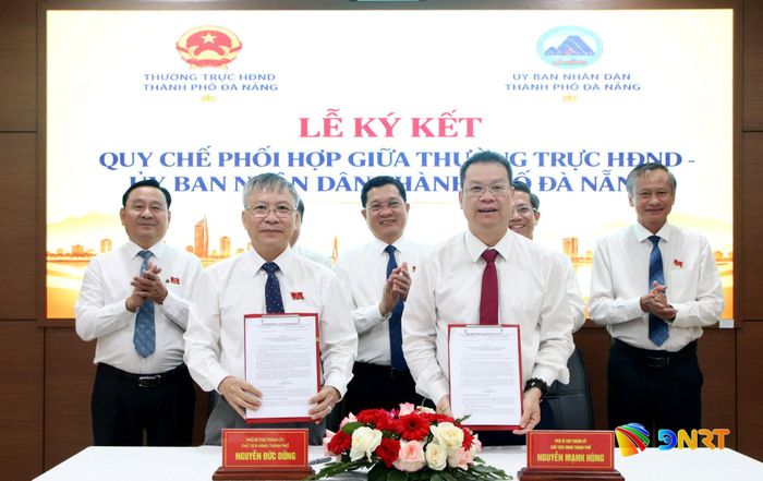 Phó Bí thư Thành ủy, Chủ tịch HĐND thành phố Nguyễn Đức Dũng và Phó Bí thư Thành ủy, Chủ tịch UBND thành phố Nguyễn Mạnh Hùng ký kết quy chế phối hợp. Ảnh: TRỌNG HUY