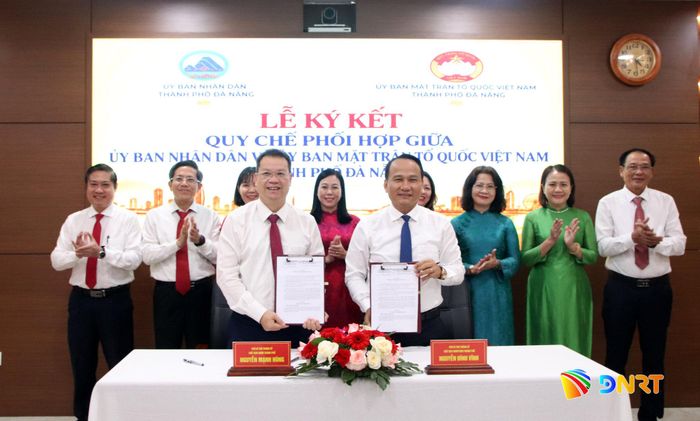 Phó Bí thư Thành ủy, Chủ tịch UBND thành phố Nguyễn Mạnh Hùng và Phó Bí thư Thành ủy, Chủ tịch Ủy ban MTTQ Việt Nam thành phố Nguyễn Đình Vĩnh ký kết quy chế phối hợp. Ảnh: TRỌNG HUY