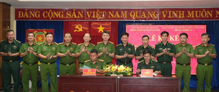 Lãnh đạo hai đơn vị ký kết kế hoạch phối hợp. Ảnh: HUỲNH CHÍN