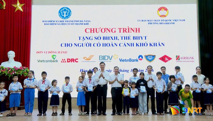 Lãnh đạo Ủy ban MTTQ Việt Nam phường Hòa Khánh và Bảo hiểm xã hội cơ sở Thanh Khê trao thẻ bảo hiểm y tế cho học sinh khó khăn. Ảnh: L.P