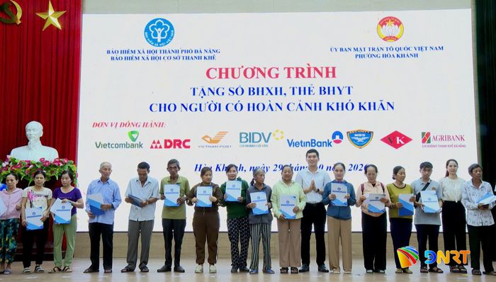 Các hộ nghèo, hộ cận nghèo nhận sổ bảo hiểm xã hội, góp phần mở rộng diện bao phủ của chính sách bảo hiểm xã hội. Ảnh: L.P