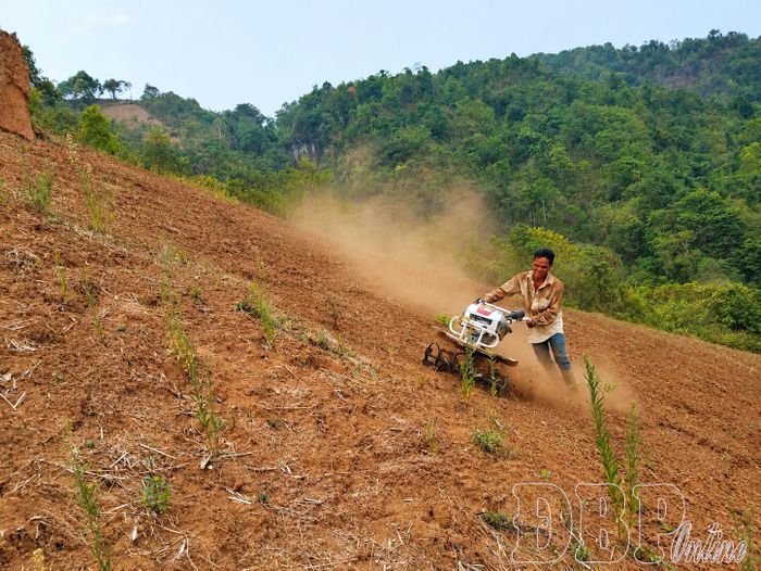Người dân xã Na Son áp dụng máy móc nhỏ trên diện tích trồng trọt.