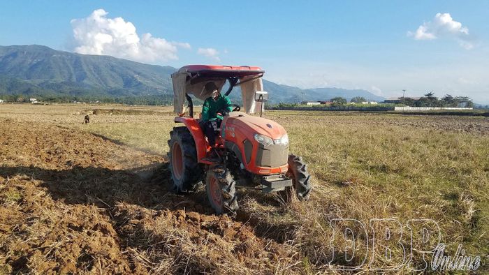 Người dân bản Hồng Líu, phường Mường Thanh áp dụng cơ giới hóa vào khâu làm đất.