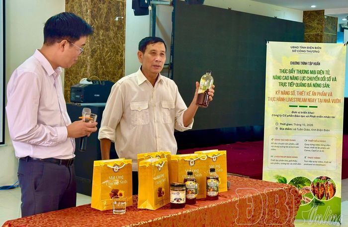 Học viên thực hành livestream bán hàng trên nền tàng số tại lớp tập huấn.