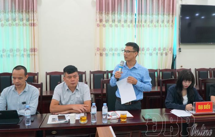 Đại diện Ban Quản lý Dự án các công trình giao thông trao đổi, làm rõ một số thông tin tại hội nghị.