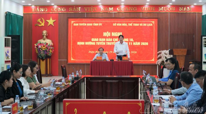 Lãnh đạo Sở Văn hóa, Thể thao và Du lịch trao đổi, làm rõ một số nội dung tại hội nghị.