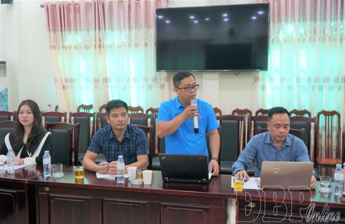 Đại diện Cơ quan thường trú Đài Tiếng nói Việt Nam khu vực Tây Bắc phát biểu ý kiến tại hội nghị.