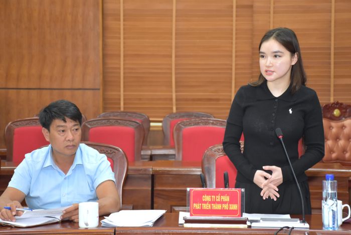Đại diện nhà đầu tư thực hiện Dự án Khu đô thị, du lịch nghỉ dưỡng và thể thao phía Tây Bắc phường Điện Biên Phủ tham gia ý kiến tại buổi làm việc.