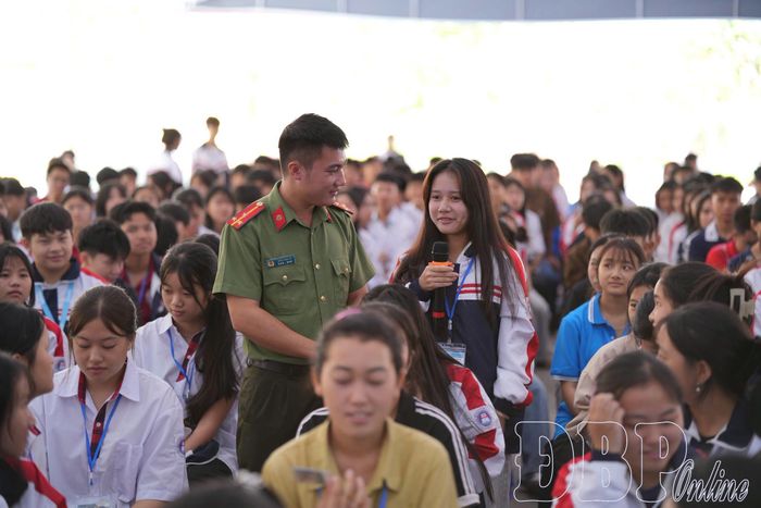 Học sinh Trường Phổ thông dân tộc nội trú THPT tỉnh chia sẻ những hiểu biết khi sử dụng mạng xã hội. Ảnh: Văn Hiển
