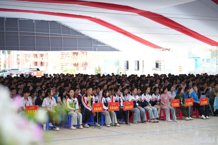 Đông đảo học sinh Trường Phổ thông dân tộc nội trú THPT tỉnh tham gia buổi truyền thông Chiến dịch “Không một mình” năm 2026 do Phòng An ninh mạng Công an tỉnh tổ chức ngày 22/10/2026.