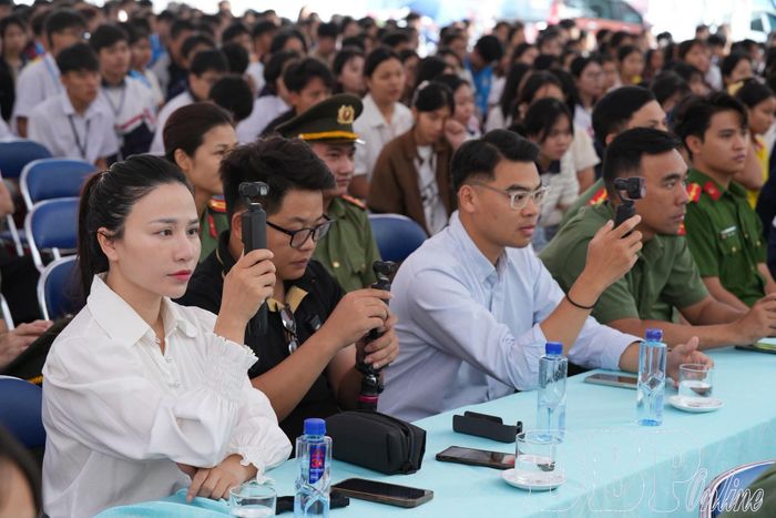 Thành viên Câu lạc bộ Niềm tin số Điện Biên đồng hành, lan tỏa mục đích, ý nghĩa chiến dịch “Không một mình - Kết nối không tổn thương” trên nền tảng số.