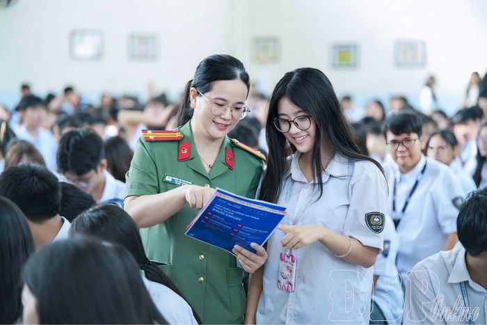 Cán bộ Phòng An ninh mạng Công an tỉnh hướng dẫn, cảnh báo những rủi do mà học sinh có thể gặp phải trên không gian mạng. Ảnh: Văn Hiển