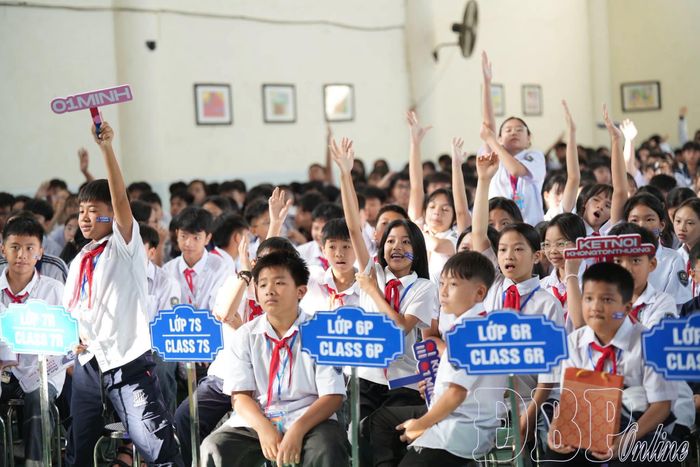 Học sinh Trường THCS - THPT Lương Thế Vinh hào hứng tham gia trả lời các câu hỏi tại buổi truyền thông chiến dịch “Không một mình - Kết nối không tổn thương” năm 2026. Ảnh: Văn Hiển