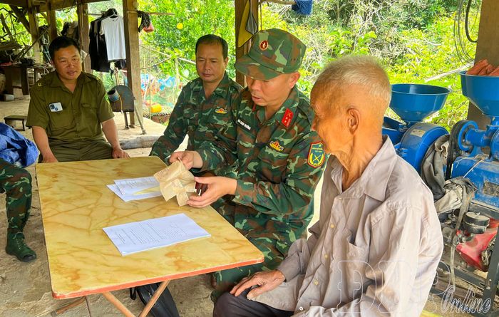 Tổ công tác Bộ Chỉ huy Quân sự tỉnh xác minh thông tin mộ liệt sĩ do ông Giàng A Lư, bản Nặm Chan, xã Nà Tấu cung cấp.