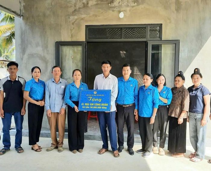 Lãnh đạo Liên đoàn Lao động tỉnh bàn giao “Mái ấm Công đoàn” cho đoàn viên Lò Văn Tâm.