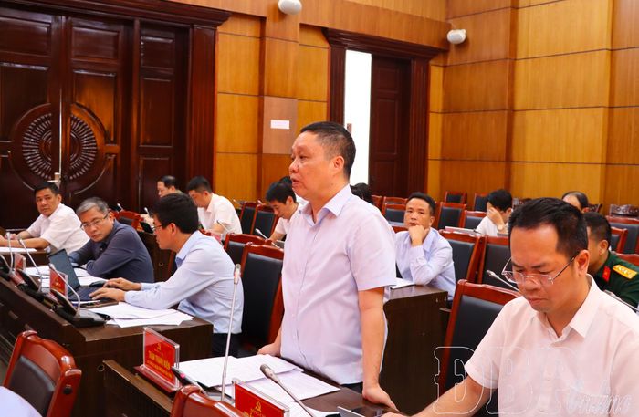 Lãnh đạo Ban Quản lý dự án các công trình giao thông tỉnh phát biểu tại hội nghị.