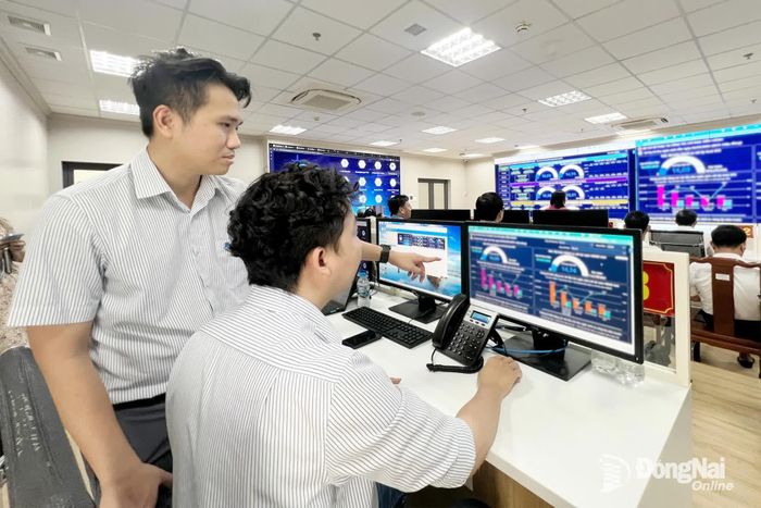 Chuyên viên vận hành bảng điều khiển tại Trung tâm Giám sát, điều hành (IOC) thành phố Đồng Nai (ở phường Trấn Biên). Ảnh: Hải Quân