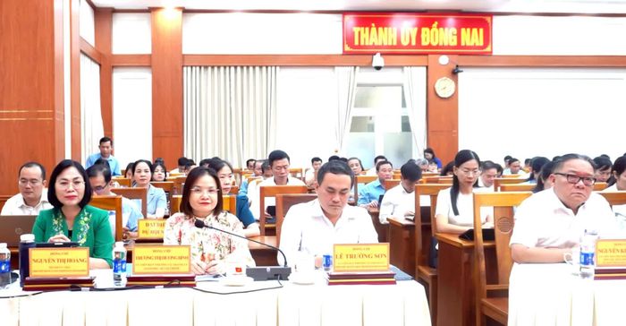Các đồng chí lãnh đạo của thành phố dự hội nghị tại điểm cầu Hội trường Thành ủy. Ảnh: Phương Hằng