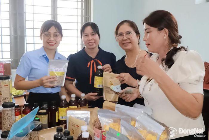 Sản phẩm của các hợp tác xã trưng bày tại hội nghị. Ảnh: Vương Thế