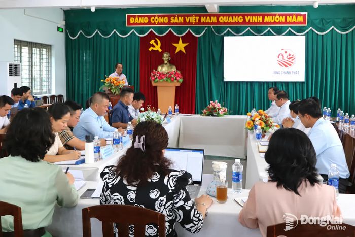 Đại diện Hợp tác xã Nông nghiệp công nghệ cao Long Thành Phát trao đổi về kinh nghiệm trong chăn nuôi để xuất khẩu. Ảnh: Vương Thế