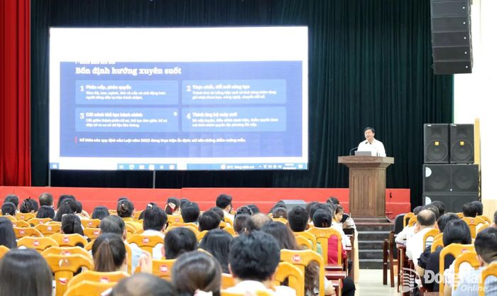 Ông Nguyễn Đức Nhuận, Phó Trưởng phòng III, Ban Thi đua - Khen thưởng Trung ương trình bày nội dung chuyên đề tại hội nghị. Ảnh: Hồ Thảo