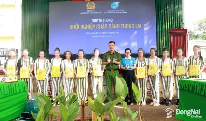 Đại diện Hội Liên hiệp Phụ nữ thành phố và Công an thành phố Đồng Nai trao quà cho các đội thi. Ảnh: Nga Sơn