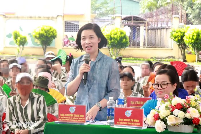 Bà Nguyễn Thị Kim Dung, Ủy viên Ban Thường vụ Trung ương Hội Liên hiệp Phụ nữ Việt Nam, Phó Trưởng ban Thường trực Ban Công tác phụ nữ đặt câu hỏi mang tính định hướng giúp các đội thi hoàn thiện ý tưởng. Ảnh: Nga Sơn